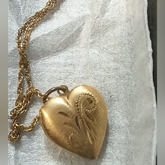 Gold Heart Locket Pendant - Picture 7 of 8